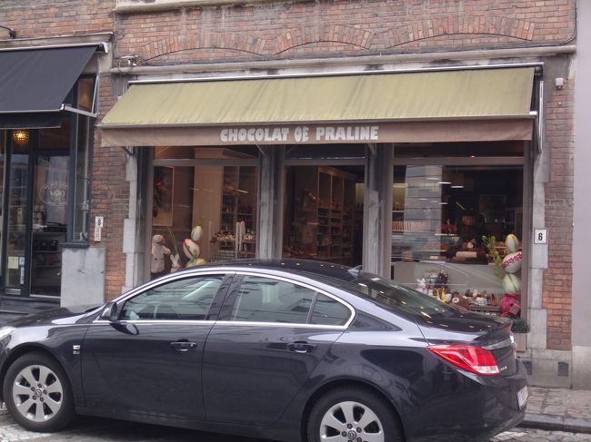ベルギー・ブルージュ【Chocolat Oe Praline】<br />（ショコラ・オ・プラリネ）<br /><br />マルクト広場から鐘楼を横に入る道（Wollestraat）<br />の途中で見つけた「ショコラ・オ・プラリネ」という<br />チョコレートショップです。