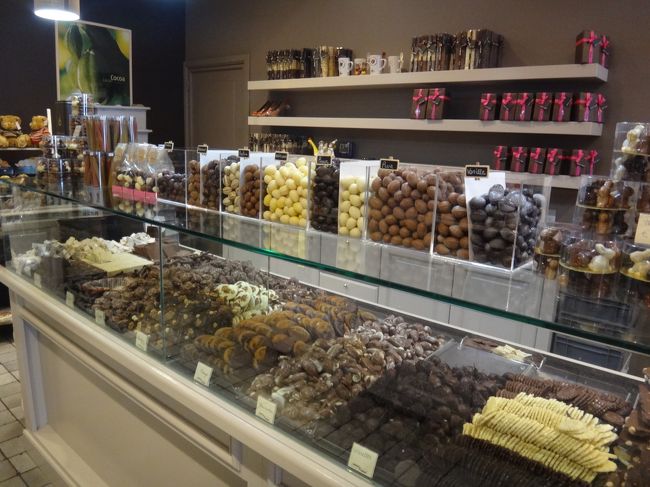 ベルギー・ブルージュ【Chocolat Oe Praline】<br />（ショコラ・オ・プラリネ）<br /><br />写真の右下のショコラチップスも<br />美味しそうです。<br /><br />この時は気付かなかったのですが、下に出て来る<br />有名チョコ店【プラリネット】と間違えて<br />色々と買ってしまいました・・・↓