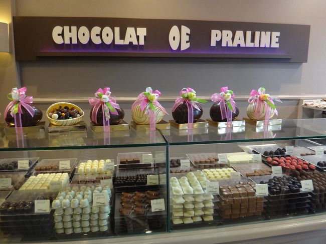 ベルギー・ブルージュ【Chocolat Oe Praline】<br />（ショコラ・オ・プラリネ）<br /><br />色々な種類のプラリネのチョコレートが<br />美味しそうです(*^。^*)