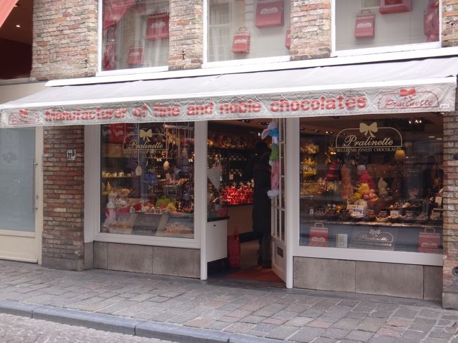 ベルギー・ブルージュ【Pralinette】（プラリネット）<br /><br />こちらのお店で買う予定だったのに・・・。<br /><br />プラリネットは、ブルージュの家族経営の<br />チョコレート専門店で観光客に人気のあるお店です。<br /><br />プラリネットは、リボンがシンボルマークの<br />可愛らしいお店です。<br /><br /><営業時間><br />毎日　9時00分〜18時00分<br /><br />http://www.pralinette.be/EN/Home