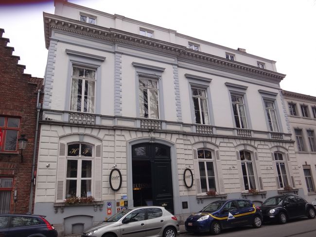 ベルギー・ブルージュ【Parkrestaurant】<br />（パーク・レストラン）<br /><br />本日のランチ候補 ?1のお店に到着。<br /><br />300年前の建物を修復したお店で、<br />1階がフレンチ料理主体のレストランです。<br /><br />上階は、Guest house（プチ・ホテル）です。<br /><br />ランチは3品コースで33ユーロ。<br />http://www.parkrestaurant.be/index_en.htm