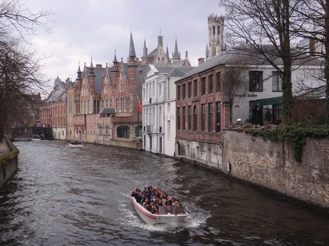 ベルギー・ブルージュ『ダイヴァー運河』<br /><br />パーク・レストランでのランチを<br />計画していたのですが、予定が狂ってしまいました。<br /><br />他の候補のレストランへ行きます。<br /><br />写真はダイヴァー運河（Dijver）の運河クルーズです。<br />運河クルーズは大人気みたいで、超満員です。