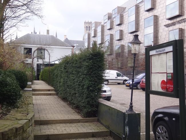 ベルギー・ブルージュ ホテル『DIE SWAENE』<br /><br />レストラン【Pergola Kaffee】<br /><br />ホテル「Die Swaene」が経営しているレストラン<br />「Pergola Kaffee」の写真。お洒落な感じ。<br /><br />ランチは、ファースト＆メインの<br />2品コース（23.5ユーロ）と<br />メインのみの1品コース（19ユーロ）の<br />2つのコースがあるみたいです。<br /><br />http://www.dieswaene.be/hotel-die-swaene-brugge_pergola-kaffee.asp?taal=nl