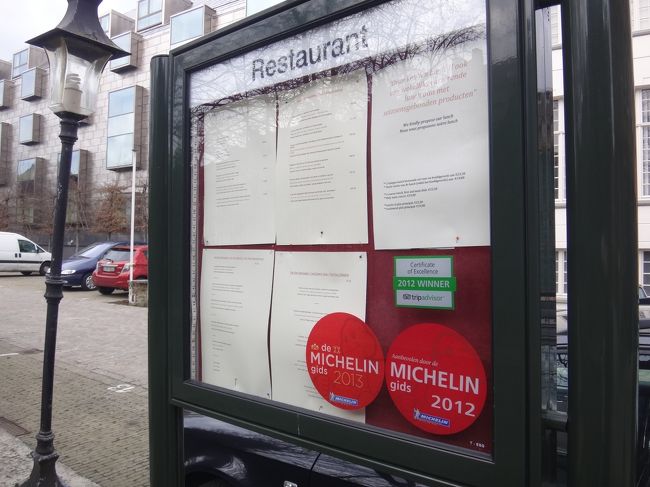 ベルギー・ブルージュ ホテル『DIE SWAENE』<br /><br />レストラン【Pergola Kaffee】<br /><br />2012年と2013年のミシュランガイドに掲載されている<br />レストランみたいです。<br />赤地に白抜きの「MICHELIN」の文字！<br /><br />TripAdvisor（トリップアドバイザー）で2012年WINNERで、<br />「Certificate of Excellence」（エクセレンス認証）を<br />獲得したレストランのようです。<br /><br />「Certificate of Excellence」（エクセレンス認証）は、<br />過去１年間に一定数以上の口コミが投稿された<br />施設の中で、旅行者からの口コミが<br />5段階で4以上の評価を受けている宿泊施設、<br />レストラン、観光施設を認定するものです。