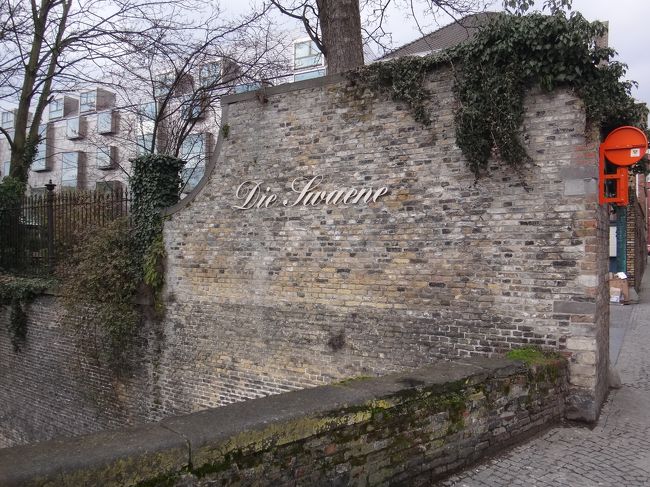 ベルギー・ブルージュ ホテル『DIE SWAENE』<br /><br />ダイヴァー運河（Dijver）沿いに建っている<br />4つ星ホテルのスモール・ラグジュアリー・ホテル<br />「Die Swaene」（ディスワン）の入口です。<br /><br />http://www.dieswaene.be/