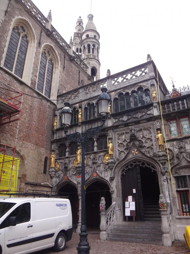 ベルギー・ブルージュ『聖血礼拝堂』<br />（Basiliek Heiling Bloed） <br /><br />市庁舎に隣接して建っているネオゴシック様式の<br />上部礼拝堂（2階）とロマネスク様式の<br />下部礼拝堂（1階）からなる教会です。<br /><br />上部礼拝堂には、第2回十字軍遠征に参加した<br />当時(12世紀)のフランドル伯ディードリックが<br />コンスタンチノープル(現イスタンブール)に立ち寄り<br />ブルージュに持ち帰ったというキリストの<br />「聖血の遺物」(アリマタヤのヨセフが<br />聖杯に受けたとされるキリストの血の一部)が<br />祭壇に収められています。<br /><br />毎日1〜2時間だけ、この「聖血の遺物」が開帳されます。<br /><br />『聖血礼拝堂』の名称は、「聖なる血＝聖血」が<br />由来となっています。<br /><br />http://www.holyblood.com/
