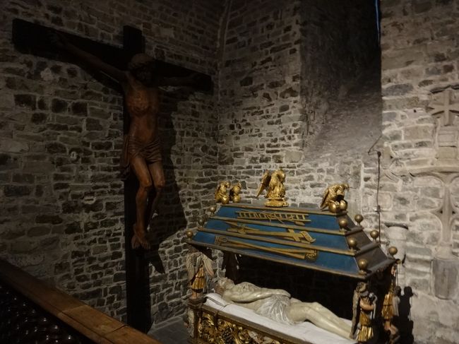 ベルギー・ブルージュ『聖血礼拝堂』<br />（Basiliek Heiling Bloed）<br /><br />1階礼拝堂内の「磔刑像」の写真です。