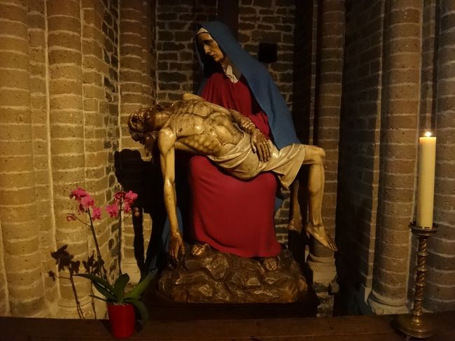 ベルギー・ブルージュ『聖血礼拝堂』<br />（Basiliek Heiling Bloed）<br /><br />1階礼拝堂内の「ピエタ」（十字架から<br />降ろされたキリストを抱く聖母マリア）です。<br /><br />聖母マリアの苦しみ、悲しみが伝わってくるような<br />非常に印象深い像でした。