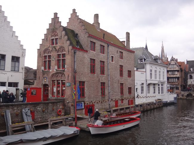 ダイヴァー運河（Dijver）の運河クルーズの<br />ボート乗り場です。<br /><br />時間があれば、中世のまま時を止めたような<br />街並みの中を運河クルーズで<br />楽しみたかったのですが・・・。