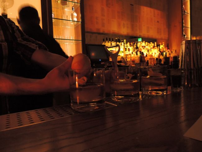 テキーラ？ベースのけっこう強いお酒をいただきました。<br />仕上げにオレンジピールを入れます♪