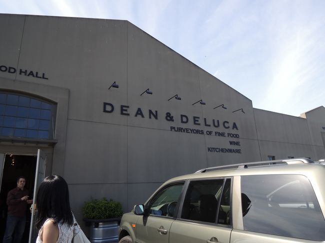 お昼は、ここで調達。日本にもあるのを知っていたけど、ここで初DEAN &amp; DELUCA。デリもあるし、デザートもあるし、こんな楽しいところだったなんて！日本でも行ってみなきゃ！