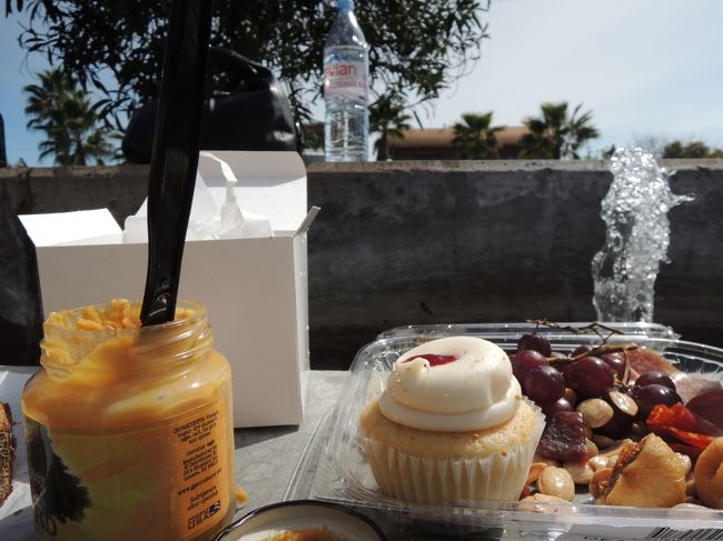 サンドイッチ、バゲット、サラミ、ハニーマスタード、カップケーキを買って、店外の噴水のところでいただきます☆ピクニックって感じ！いい感じ！