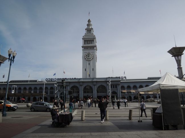 ここから街歩きをスタートします。<br />Ferry Building。フェリーターミナルにお店がいくつか入ってるショッピングアーケード。