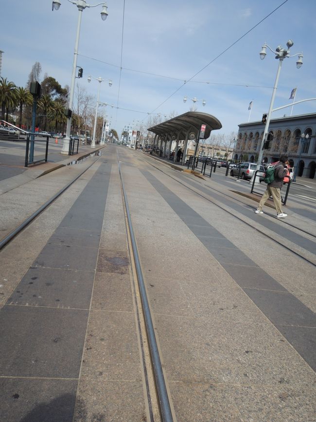 Ferry buldingの前にはトラムのレールが。Histric streetcarという、おそらく観光用のもの。