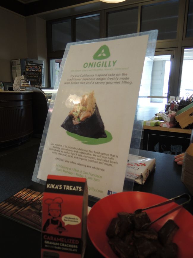 Ferry buildingに入ってみました。<br />おにぎり屋さんがありました。カリフォルニアロールの次はカリフォルニア握りか。<br />発音の仕方まで書いてありました。Oh-Knee-Gee-Lee!