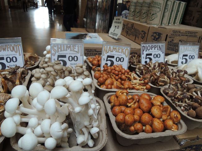 あら！きのこ専門店まで！<br />SHIMEJIとかNAMEKOとか日本名がそのまま使われてるんですけどー！:Ｄ