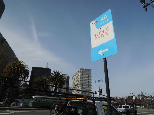 さてさて、外に出てピアを歩きます。<br />観光ケーブルカーのストップがここに。<br />看板がかわいい。