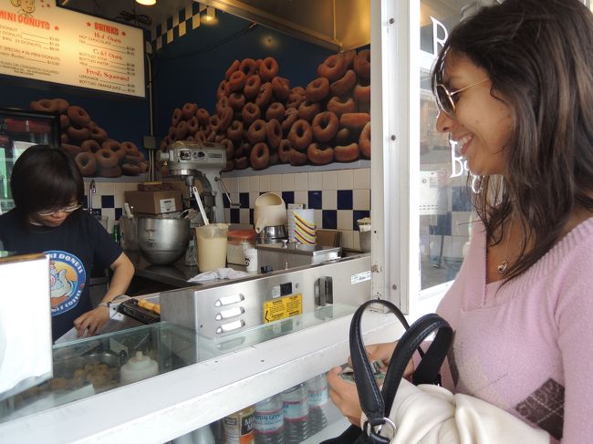 ここで小腹がすいたよねーと小さいドーナツを購入。<br />6個入りで$1か$2だったような。<br />ハワイのマラサダ的お菓子。