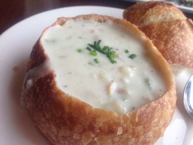 出た！クラムチャウダー！<br />パンの内壁をそぎながら食べていきます！<br />これは確か小さいサイズだったけど、かなりおなか一杯に！