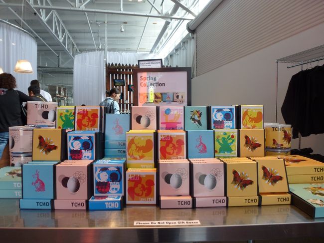 ＴＣＨＯは新しいカリフォルニアのチョコメーカーらしいです。<br />私はここのカフェオレのチョコが好き。<br />パッケージもかわいいのでお土産にもってこい。