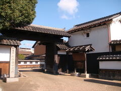 松山西口関門

保存地区で最も古い建造物の一つです。

町の人には「黒門」と呼ばれ親しまれています。 　 
