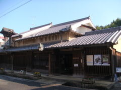 薬の館（旧細川家住宅）

江戸時代末期の建築とされています。

唐破風付きの「天寿丸」の看板が目を引きます。
　
