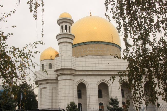 アルマティの中央モスク<br /><br />キルギスのビシュケクの中央モスクに比べると、ずっと金がかかっていそうでした。<br />うん、さすが石油で豊かになったカザフスタン。<br /><br />関連の写真<br />http://4travel.jp/traveler/traveler-mami/pict/27546871/<br />関連の旅行記<br />「2012年中央アジア旅行〜ウズベキスタン・キルギス・カザフスタン〜第４日目（１） ビシュケク ：キルギスの首都のなんでもない街角となんでもなくない街角」<br />http://4travel.jp/traveler/traveler-mami/album/10734771/<br />