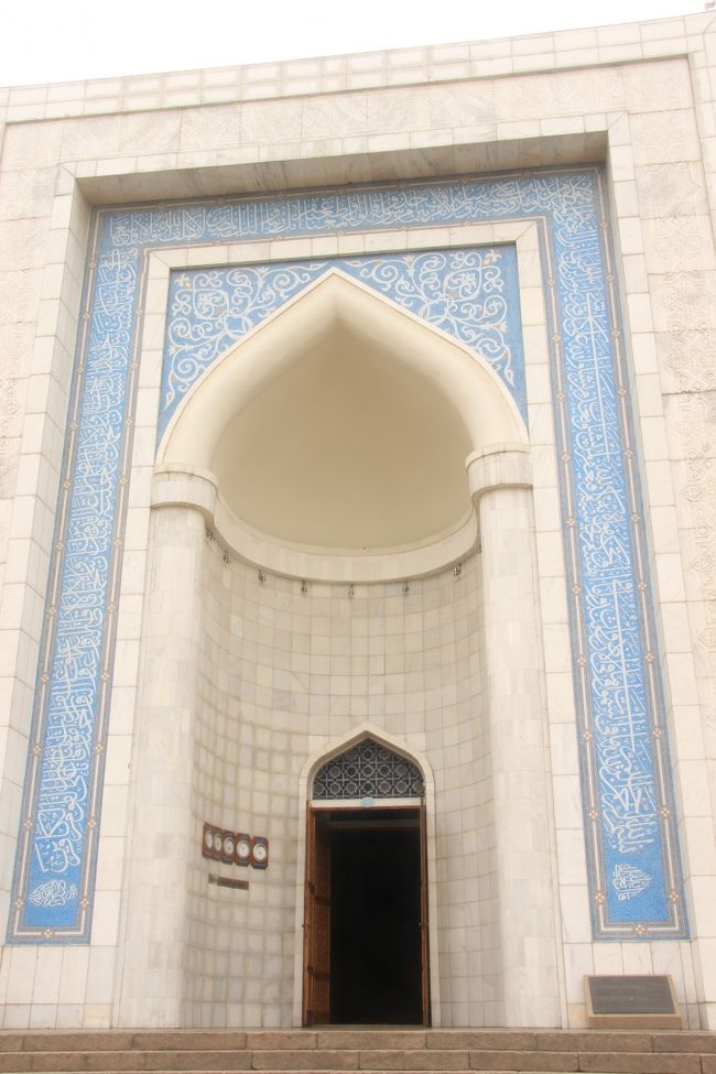 青いタイルのモザイクがきれいな正門<br /><br />模様はたぶんコーランの一節。<br />
