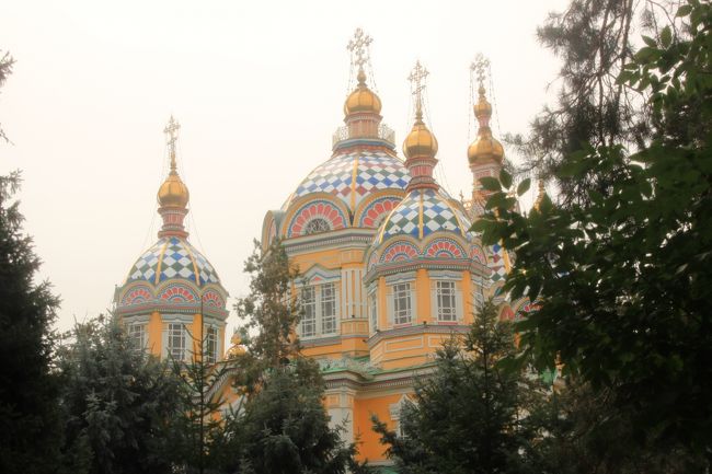 パンフィロフ戦士公園にあるゼンコフ正教会の屋根<br /><br />今日のアルマティしない観光のもう一つのハイライトです。<br />美しい屋根に見ほれてしまいます。<br />