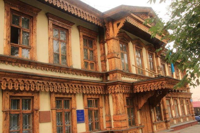 ゴーゴリ通り37番の木造の建物<br /><br />何か由緒がある建物かどうかは分かりません。<br />「地球の歩き方」の地図に印があったスーパーに向かう途中で見つけました。<br />ステキな建物なので記念に撮影しました。