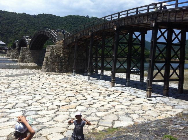 岩国ICから5キロほどで錦帯橋につきました。<br /><br />カンカン照りの中、みなさん橋を往復していました。<br /><br />親切な、ボランティアガイドの方がいて、説明してくれたり、写真を撮ってくれたりしました。<br /><br />みんな川に入って　水遊びしてました。<br /><br />木造で、けっこうなアーチが出来ていて驚きました。