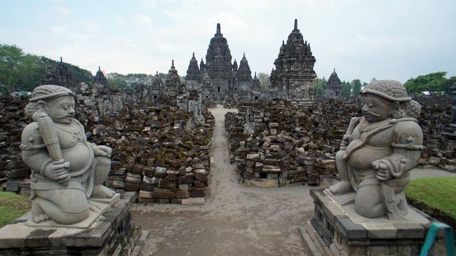 PARIWISATA JOGJA(6)タクシーをチャーターした午後はプランパナン寺院史跡公園のロロ・ジョングランとセウ寺院を見学する。