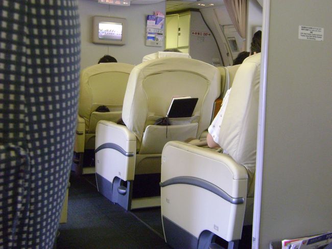 伊丹から羽田へ。Jクラスの最前列の席。<br /><br /><br />フアーストをチラ見。<br /><br /><br />乗ってる時間が短い為、コスト的にメリットがない為Jで充分。