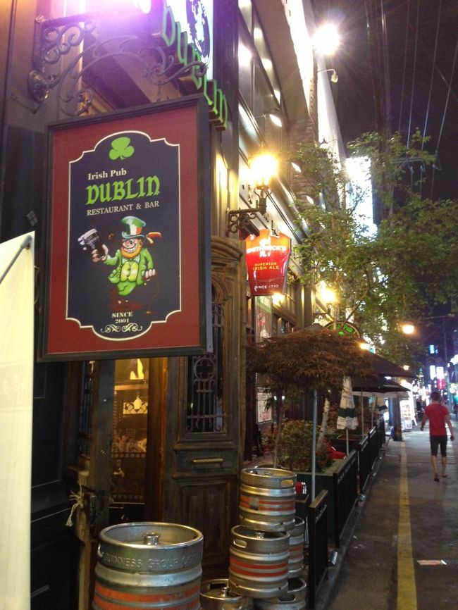 コンサート終了後。<br />友達と別れ、一人で一杯。<br /><br />パブに行ってみました。