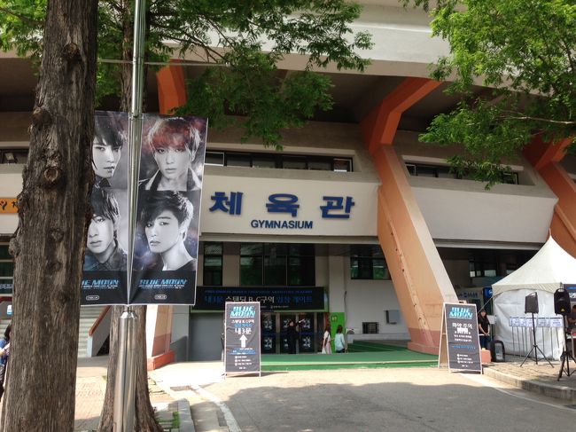 会場入り口。<br />ソウルオリンピックのときにできた体育館なので、<br />なかなか、古い感じです。<br /><br />鈴木大地が平泳ぎで金メダルととってから、<br />かなりの年数がたったのだとしみじみ。