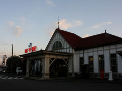 まだ真っ暗な高松駅からJRに乗り、まずやってきたのは琴平駅。小さな駅ですが、有名なこんぴらさんの玄関口になっています。