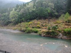窓からは、熊野川の支流大塔川の流れが望めた。
川湯温泉は、その名の通り、川の底から温泉が湧いている。
石で囲われた丸い露天風呂が見えていたが、大雨でほとんど川の中だった。
しかし、開放的過ぎて、入浴するにはかなりの勇気が必要だろう。