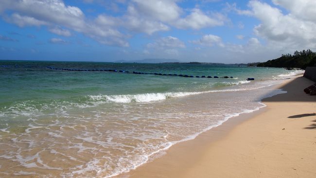 午前中はホテル前のビーチで海水浴