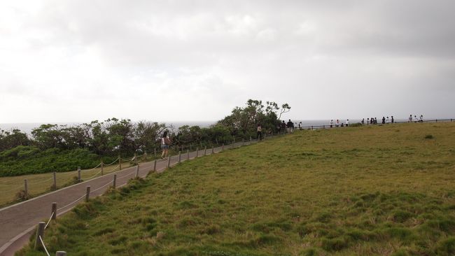 天気も悪くなってきたので午後からはレンタカーでドライブです。<br />恩納村からすぐの万座毛にて