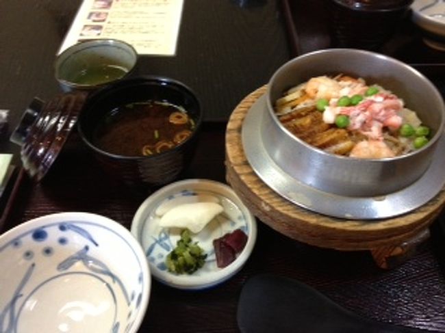 直火炊きの店「志津香」です。<br />いつも行列が出来ているので、11時半から12時前に入ることをおすすめします。<br />この写真は店の人に聞いたおすすめ「7種釜飯セット」です。<br />確か1500円でした