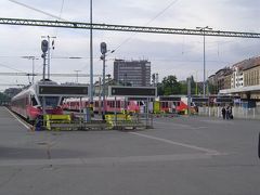 王宮の丘にはドナウ川側から登るのが普通ですが，メトロで南駅まで行きました．これは南駅の鉄道駅ですが，やや寂しい感じです．