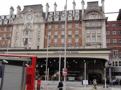 ロンドンのNATIONAL Railには各方面ごとに２０ほどの鉄道会社がオペレーションしている。主要なターミナルも行先ごとにいくつかある。
まずは出発はビクトリア駅から