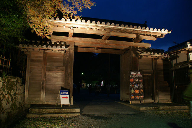 ●総門＠三井寺<br /><br />観光バス等が、駐車されてありました。<br />人はかなり多そうです。<br />では、夜間拝観に出発です。<br /><br />三井寺HP<br />http://www.shiga-miidera.or.jp/