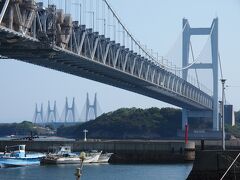 午前中は「瀬戸大橋周遊観光船」で船から眺め、午後は陸上から瀬戸大橋を間近に見上げることに！