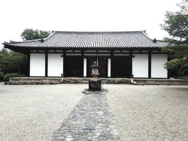 新薬師寺は、天平19年（747）聖武天皇の病気平癒を祈願して光明皇后によって創建。<br /><br />この本堂の中には、我が国最古最大の十二神将立像が円陣を組むようにご本尊の薬師如来坐像を守護しています。<br />