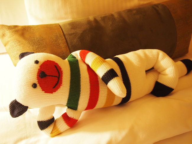 ラ・ベーで一目ぼれしたクマ。<br />このカラフルなストライプ、ラ・ベーのブランドカラーみたいです。