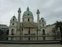 ウィーン工科大学本部建物に隣接してあるカールス教会．

カール６世（女帝マリア・テレイザの父）が，ペストの流行を鎮める祈願で建造し，1739年に完成した.

見たのは外観だけだったが，内部は立派なようです．
