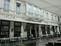 ザッハー・ホテルの建物にはこの Cafe Mozart もあります．こちらも高級Cafeです．
朝でしたので，まだ客は少なかったです．

下の写真のモーツァルト像は，かつてはこの前に建っていたとのことです．