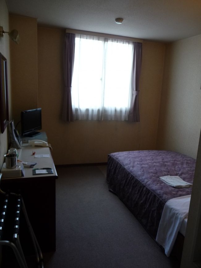 ホテルの部屋。安かったので、狭いけど文句はありません。