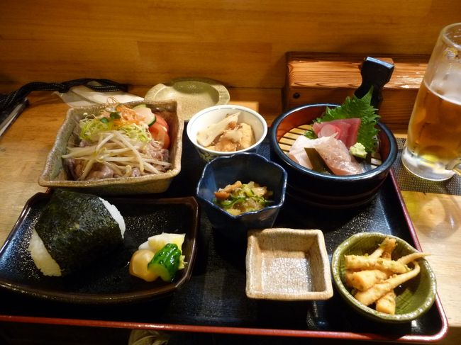 一人ごはんはどこにしようか悩んで、<br />ホテルの隣の居酒屋に入りました〜